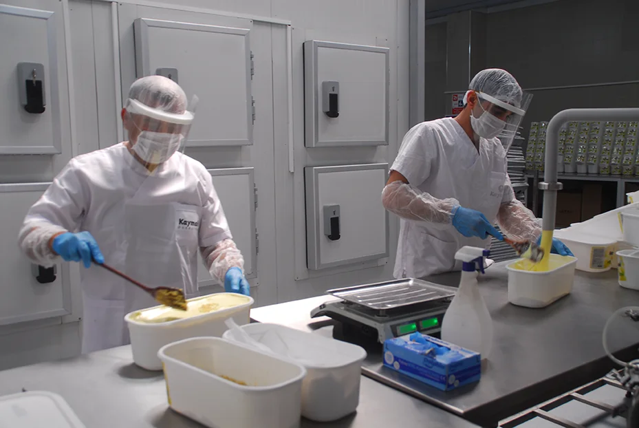 Kaymak Dondurma tesisindeki üretim ekibi